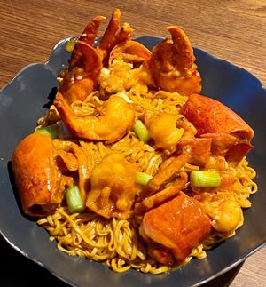 Stewed Noodles with Boston Lobster, Ginger & Spring Onions (Whole)