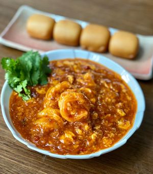 Fried Prawns with Spicy Chilli Sauce served with Man Tou