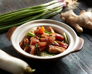 Braised Beef Brisket And Tendon With Radish Cooked In Claypot
