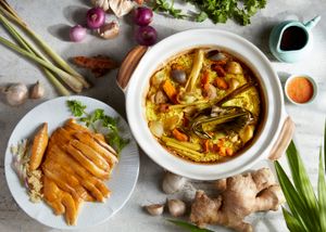 Kampong Chicken And Yellow Ginger Claypot Rice (L) (45minutes advanced order required)