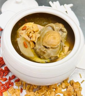 Double-Boiled Free Range Chicken Soup  With Abalone And Dried Scallop – 4 Persons