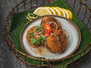 Crabcakes w Peranakan Seafood Glaze