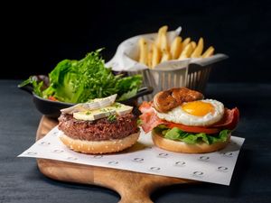 Oakwood ‘SE7ENTH’ Beef Burger