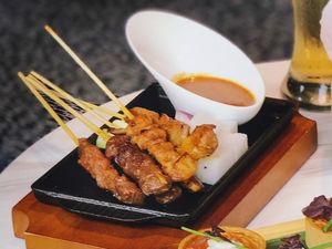 Chicken and Beef Satay (12 Pieces)
