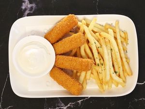 Quorn Vegan Fish Finger with Fries and Vegan Mayonnaise
