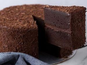 Old Fashioned Chocolate Fudge Cake (slice)